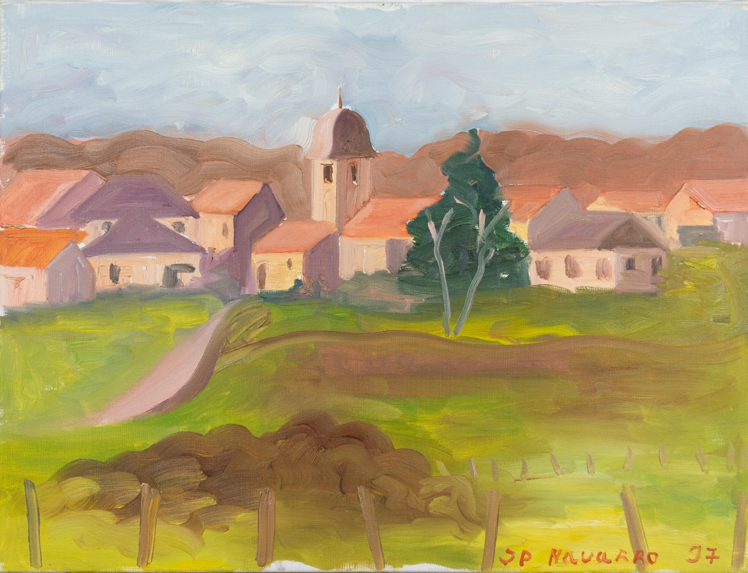 Village aux toits orangés avec un clocher d’église et un chemin au premier plan under un ciel clair