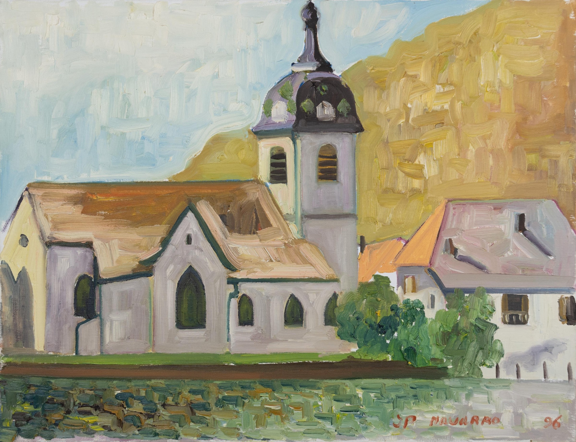 Église avec clocher à dôme devant une paroi rocheuse sous un ciel bleu clair