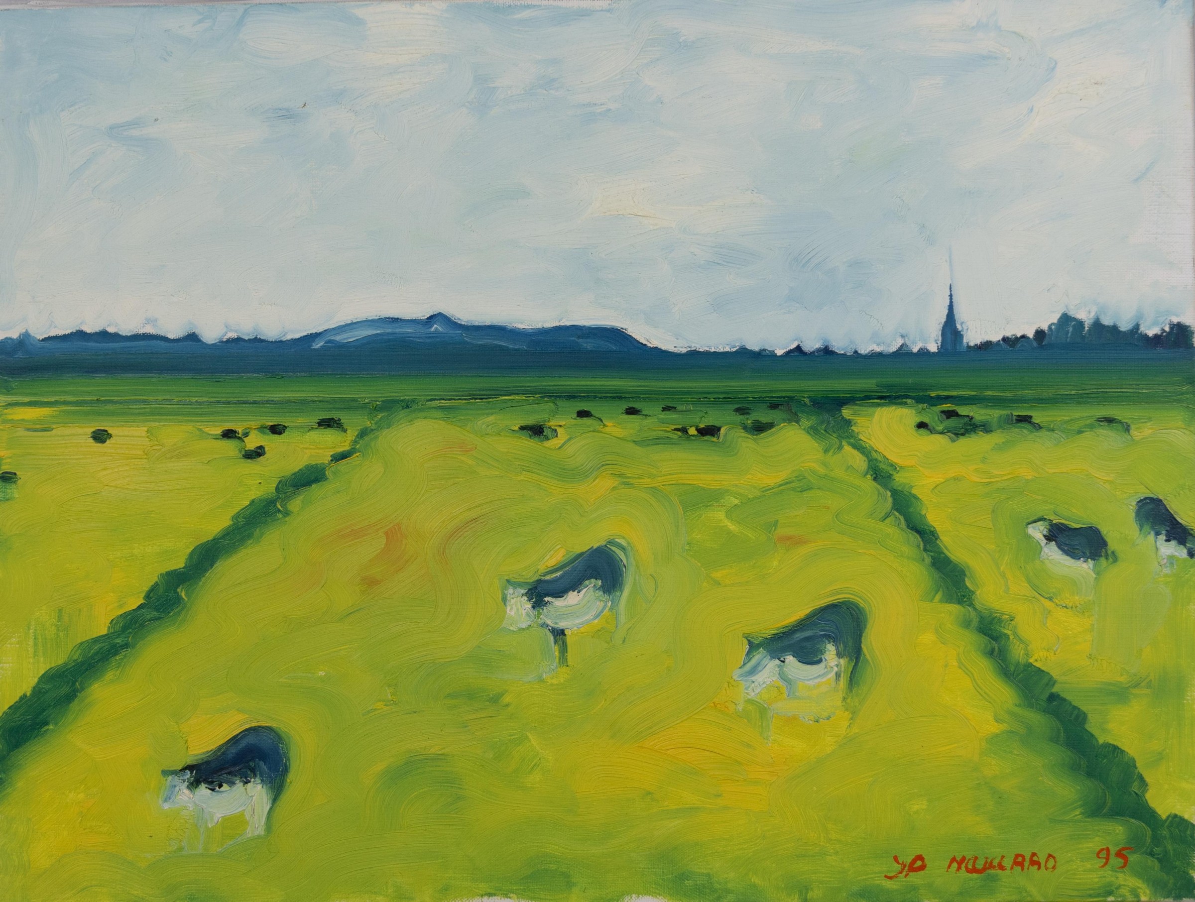 Vaches dans une prairie verte avec un clocher d’église à l’horizon sous un ciel clair