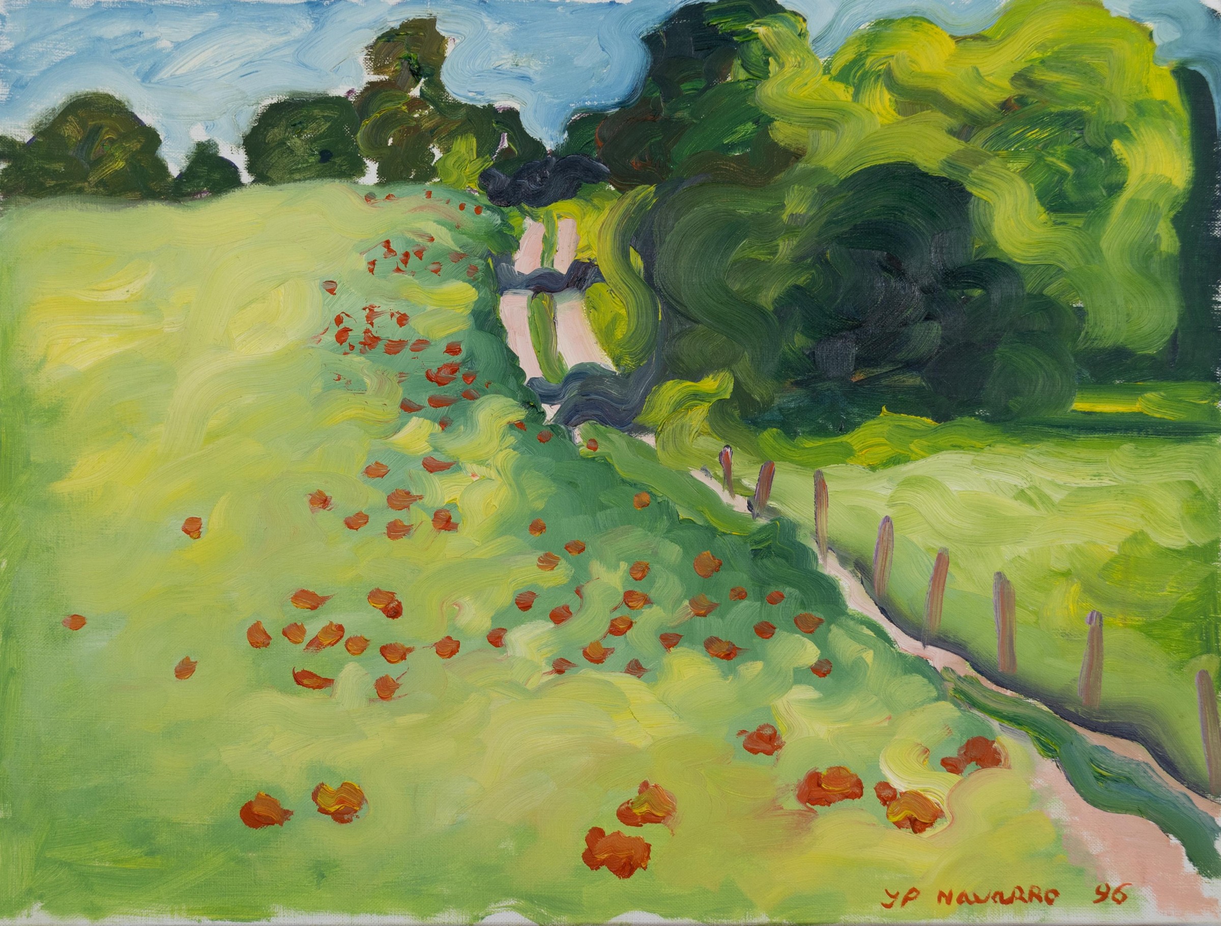 Champ vert parsemé de touches rouges avec une rangée de poteaux et des arbres sous un ciel bleu