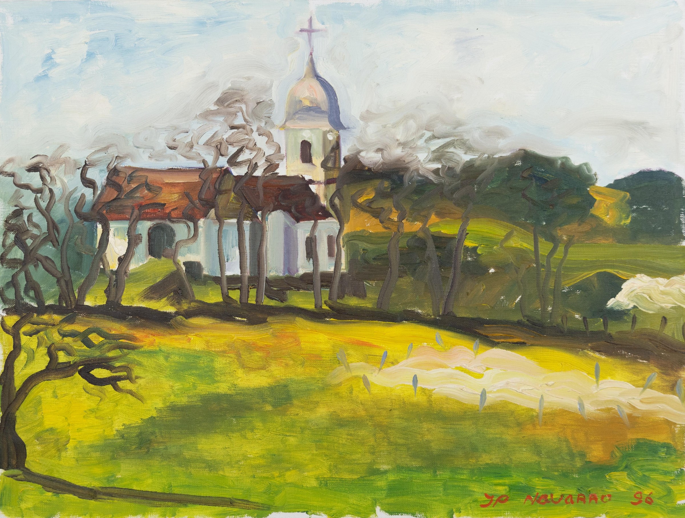 Église avec clocher et croix derrière une prairie verte et jaune bordée d’arbres
