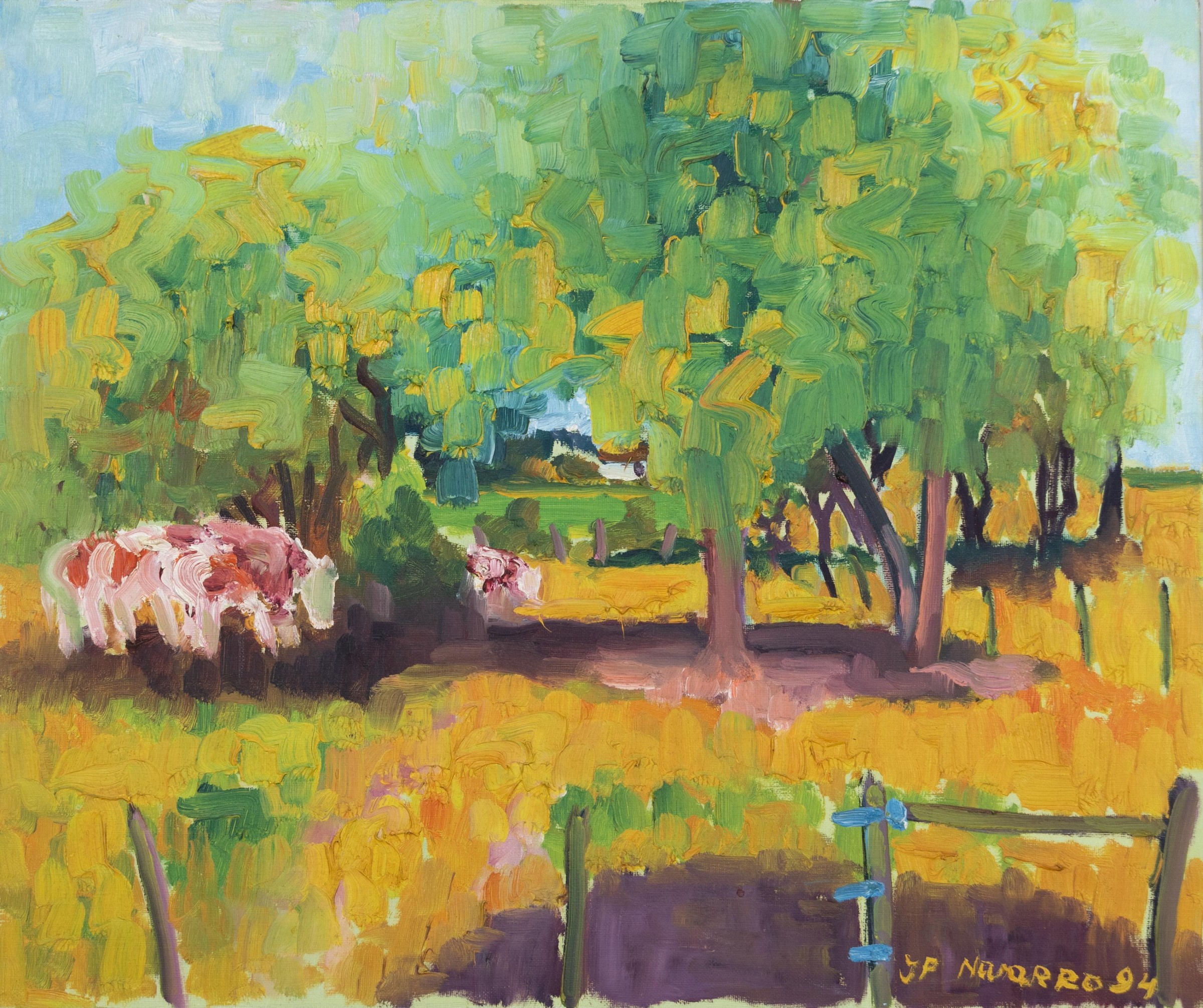 Deux vaches sous des arbres au feuillage vert dans un paysage rural