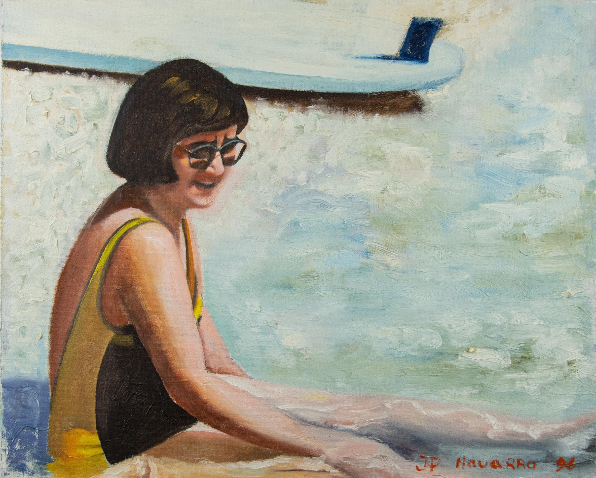 Femme en maillot de bain jaune souriant près de l'eau.