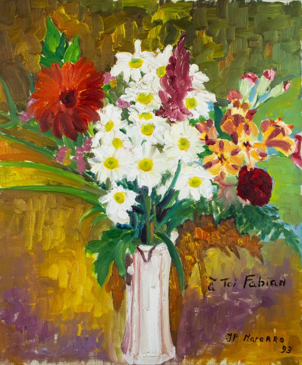 Bouquet de fleurs colorées dans un vase sur fond aux tons chauds et verts