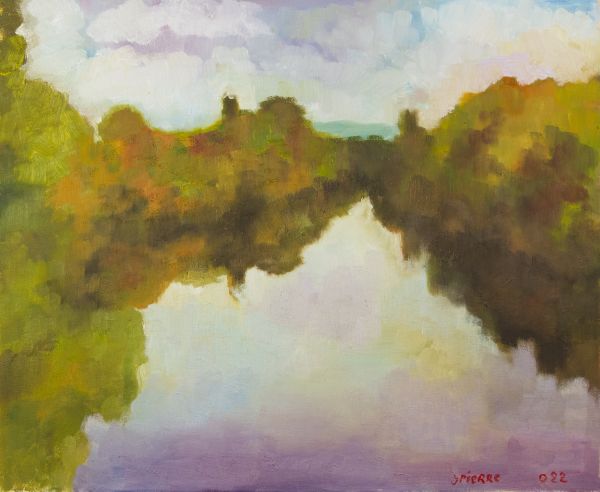 Reflet d’arbres colorés dans une eau calme sous un ciel nuageux clair