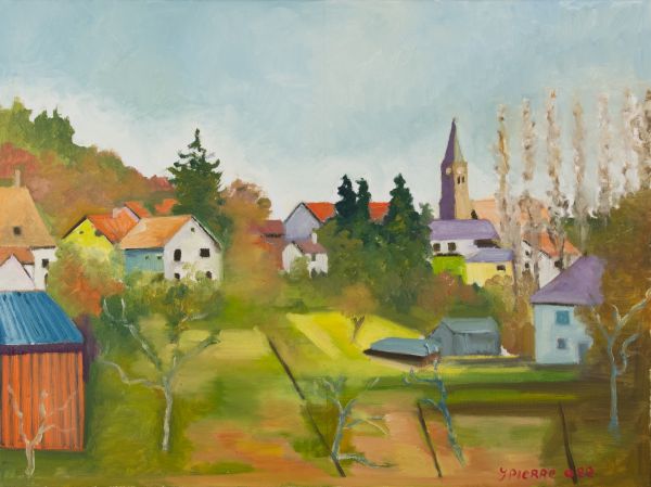 Village avec maisons colorées et clocher sur une colline verdoyante sous un ciel paisible