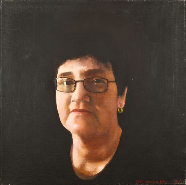 Portrait réaliste de Margie avec clair-obscur et lunettes sur fond sombre