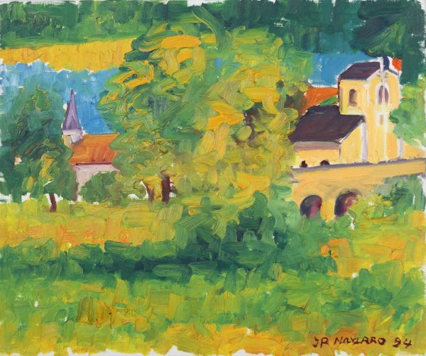 Végétation dense devant des bâtiments et un clocher d’église sous un ciel clair