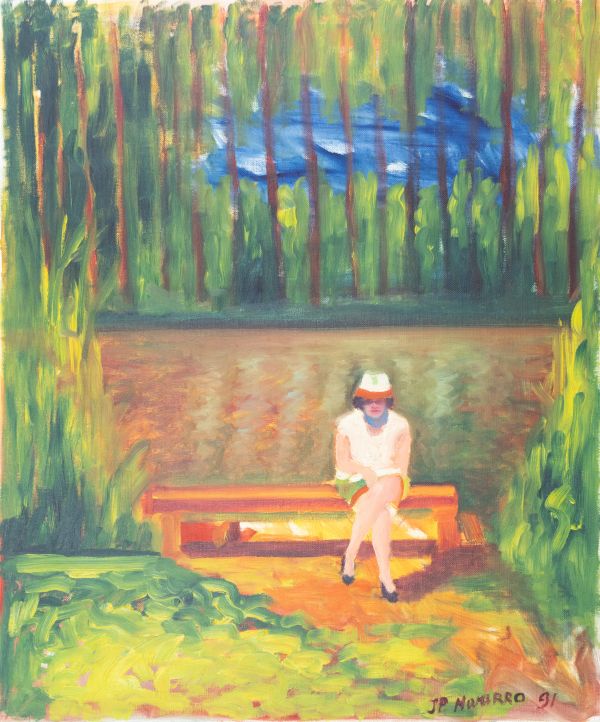 Margie assise sur un banc devant un plan d’eau avec des arbres en arrière-plan