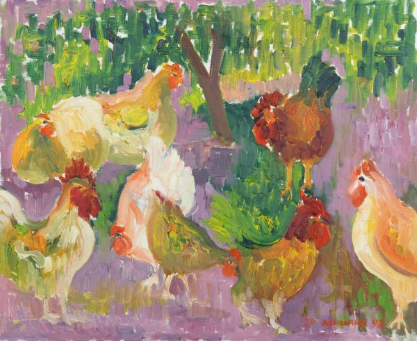 Poule et coqs aux plumages variés sous des arbres au feuillage vert