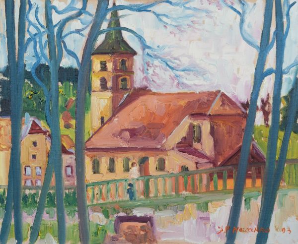 Bâtiment au bord de l’eau avec un clocher d’église et des arbres au premier plan