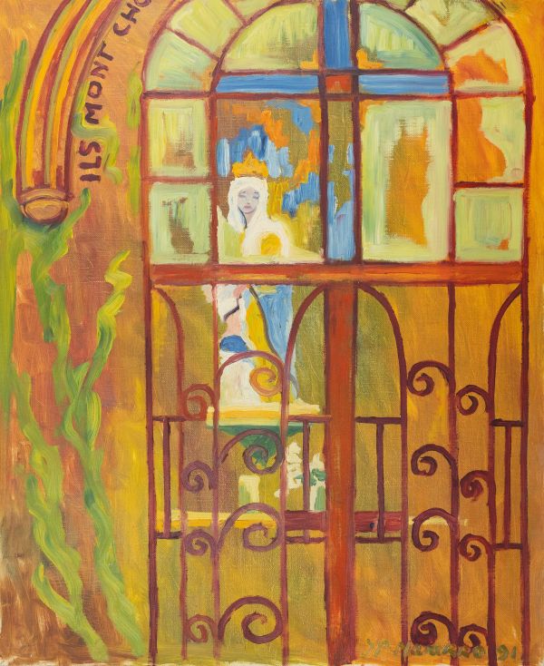 Statue de la Vierge Marie dans un petit abri derrière une grille en fer forgé