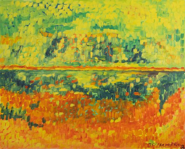 Bord de rivière avec végétation verte et reflets colorés dans l’eau