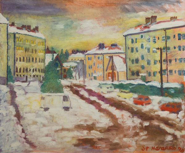 Rue enneigée bordée d’immeubles avec des voitures stationnées sous un ciel nuageux