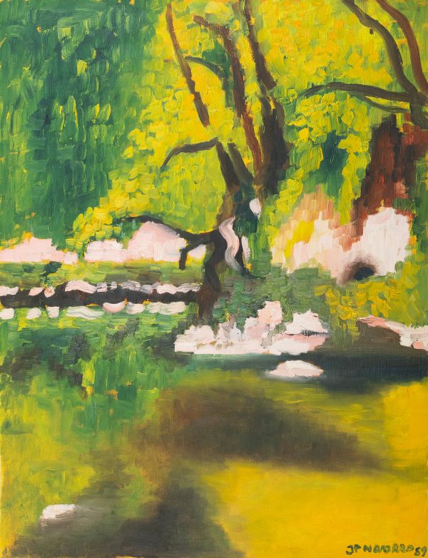 Rivière paisible avec un grand arbre penché au-dessus de l’eau, des pierres formant un passage et des maisons partiellement cachées par la végétation.