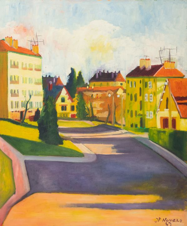 Rue en pente bordée de maisons et d’immeubles colorés aux toits rouges, sous un ciel clair.