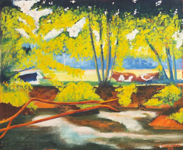 Rivière bordée d’arbres aux feuillages jaunes avec un tronc rouge au premier plan et des vaches dans la prairie à l’arrière-plan.