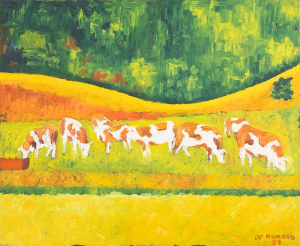 Troupeau de vaches blanches et brunes alignées dans un pré vert devant des collines jaunes et une lisière d’arbres foncés.