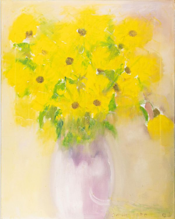 Vase de fleurs jaunes sur un fond clair.