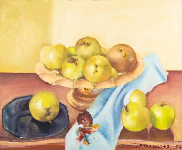 Bol de pommes sur une table avec un tissu bleu.