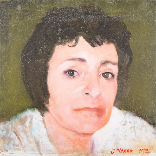 Portrait d'une femme avec des cheveux courts et un regard franc.