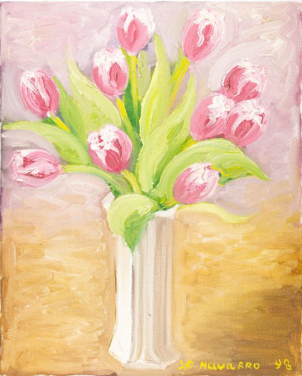 Un vase avec des tulipes roses et des feuilles vertes sur un fond clair.