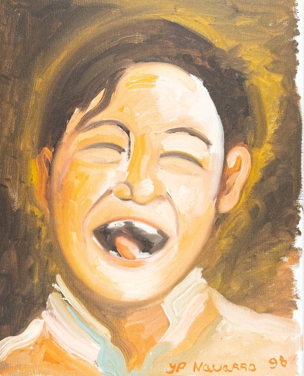 Visage d'un garçon souriant avec une langue sortie et des yeux fermés.