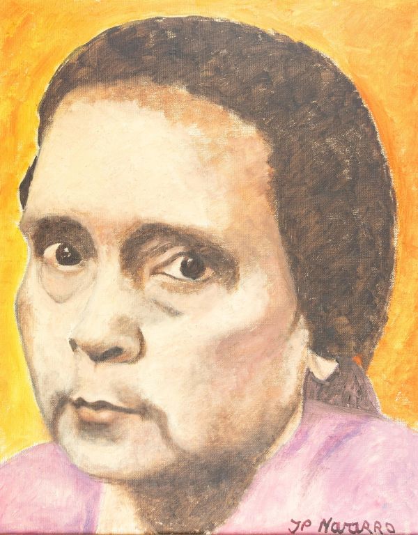 Portrait d'une femme avec un haut rose et un fond orange.