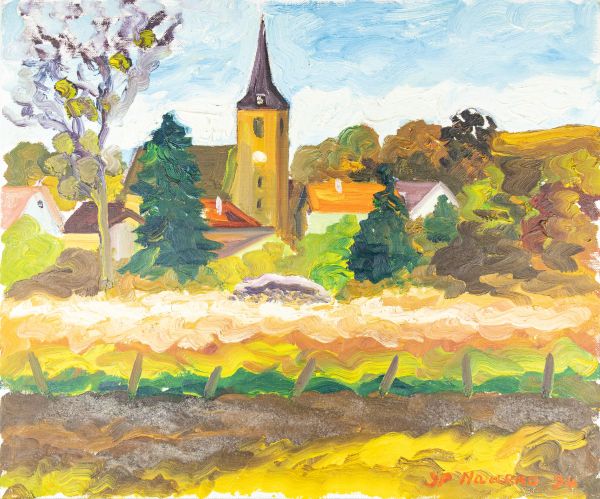 Paysage rural avec un clocher d'église et des maisons colorées sous un ciel bleu.