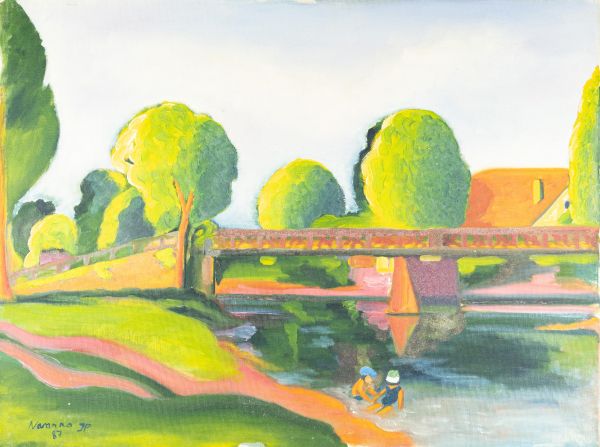 Un pont au-dessus d'un cours d'eau avec des arbres et deux personnes assises.
