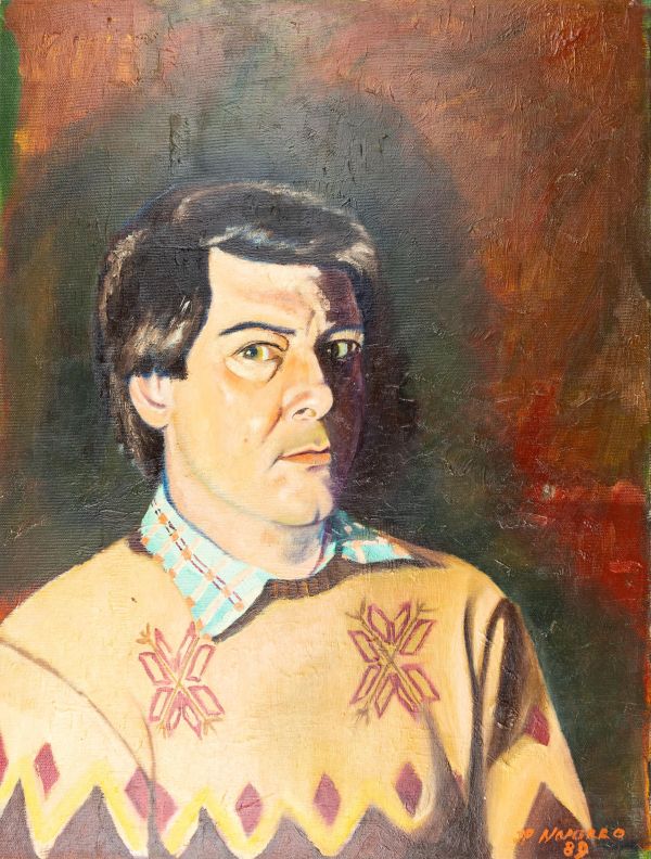Autoportrait de Jean-Pierre Navarro au regard captivant, vêtu d'un pull à motifs géométriques.